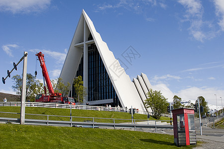 特罗姆斯代尔教堂滑冰场旅游蓝天三角形建筑学崇拜游客白色纪念碑教会图片