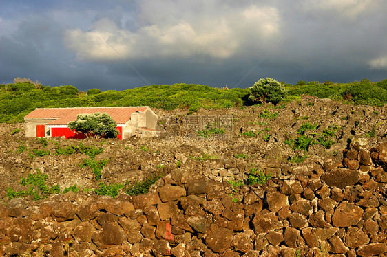 居内岩石树木空气石头房子植被群岛山脉乡村国家图片
