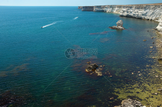 海岸线悬崖岩石港口旅行漂浮阳光乐趣海洋海景洞穴血管图片