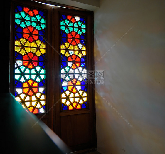 彩色玻璃宗教大厅白色反射阳光黑色教会奢华蓝色走廊图片