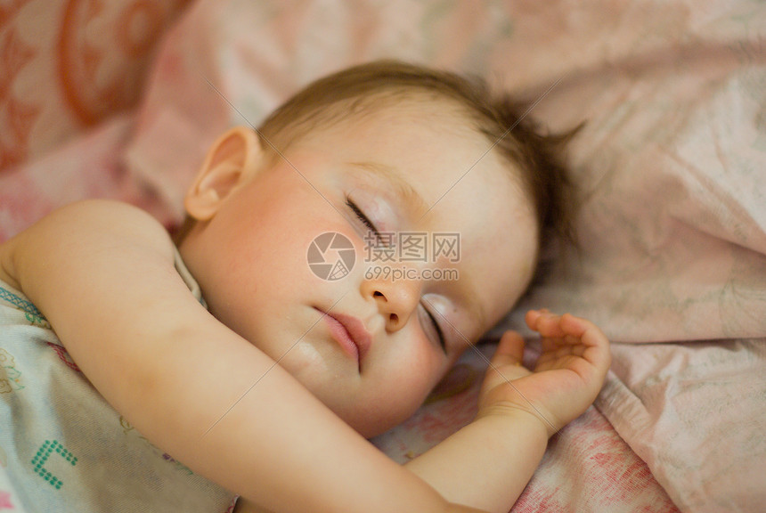 母乳喂养儿童睡眠孙子父母母亲新生孩子毯子男生卫生妈妈婴儿图片