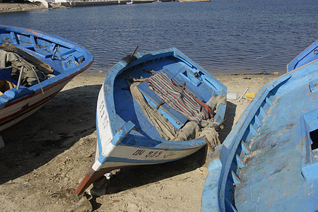 突尼斯莫纳斯蒂尔的渔船钓鱼白色蓝色图片