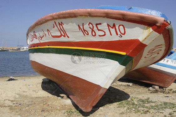 突尼斯莫纳斯蒂尔的渔船白色钓鱼蓝色图片