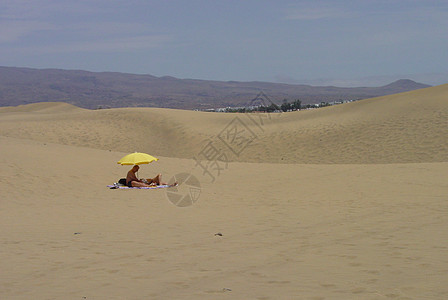 沙漠上的黄伞图片