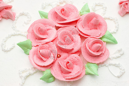 带玫瑰的奶油蛋糕装饰品叶子甜点面包花瓣奶制品繁荣馅饼食物美食图片