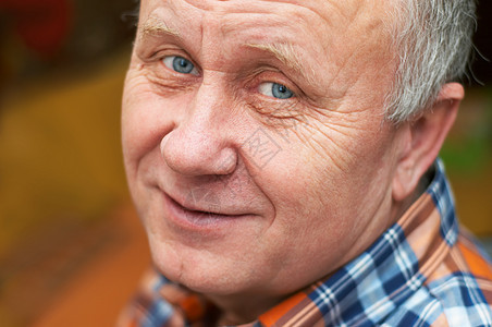 高级男子的随意肖像退休养老金灰色善意男人白色祖父母男性微笑眼睛图片
