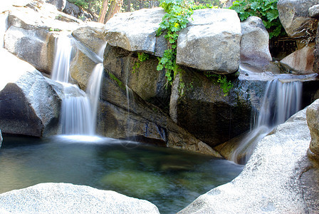 山地瀑布岩石绿色溪流白色水池植物图片