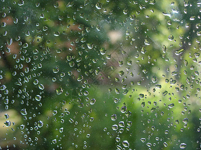 窗玻璃上的雨滴飞溅风暴淋浴天气脱发绿色雨量图片