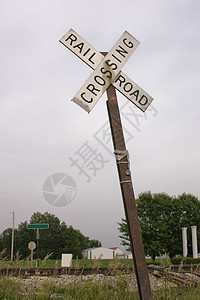 跨铁路交叉标志铁轨金属矿石目的地旅行白色道路道口天空警告图片