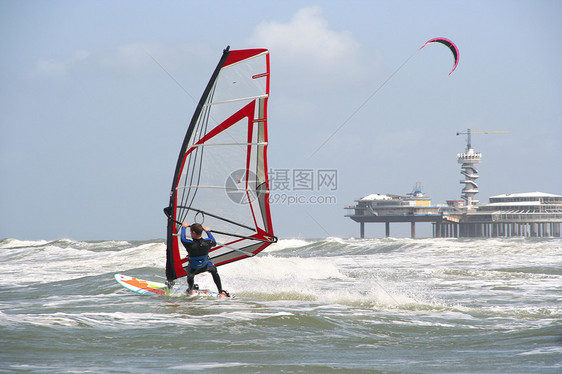 风浪风帆波浪运动冲浪码头海洋男人冲浪者活动图片