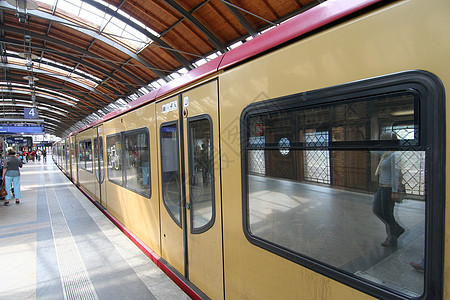 柏林地铁平台运输乘客火车反射民众图片