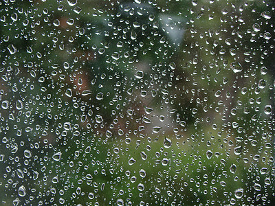 窗口上的雨滴雨量淋浴脱发玻璃天气飞溅风暴绿色图片