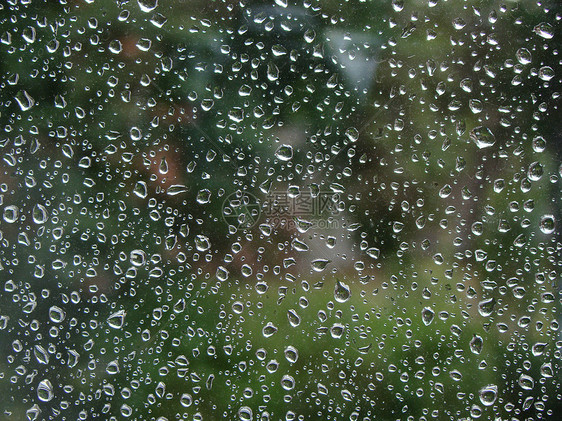 窗口上的雨滴雨量淋浴脱发玻璃天气飞溅风暴绿色图片