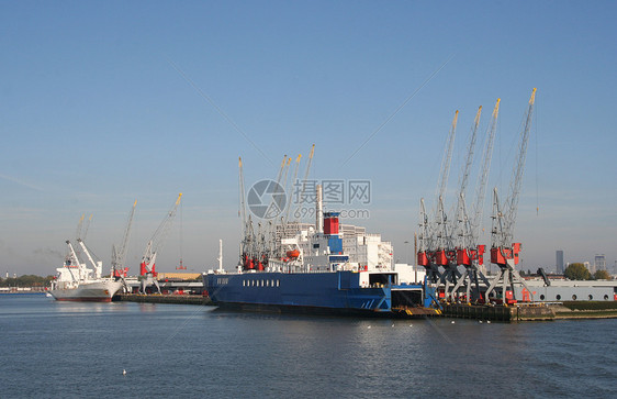 鹿特丹港船舶运输天空货物渡船码头起重机图片