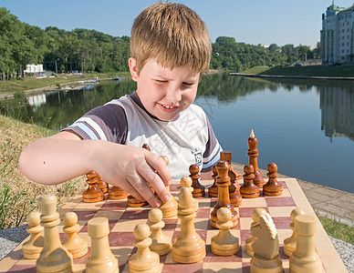 男孩象棋对抗孩子游戏乐趣活动家庭国王木板快乐沉思图片