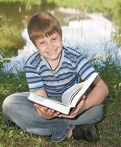 男孩读一本大书学校男生公园页数场地假期闲暇家庭学习男孩们图片