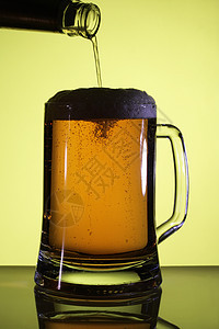 来点啤酒吗气泡黄色泡沫餐厅瓶子宏观金子反射酒吧玻璃图片