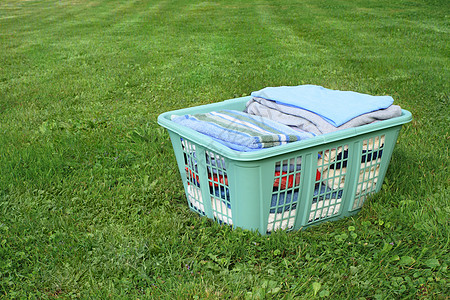 洗衣房中的衣物塑料院子绿色阻碍草地琐事衣服篮子折叠毛巾背景图片