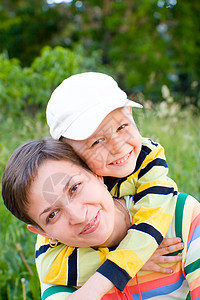 幸福家庭快乐儿子母亲笑声微笑妈妈背景图片