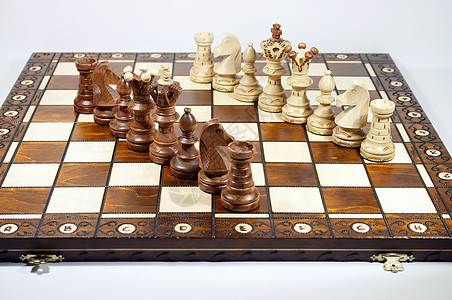 棋盘上的两行象棋手图片
