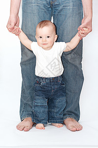 父亲和儿子儿童赤脚趾甲男孩们后代父母孩子衣服家庭孩子们图片