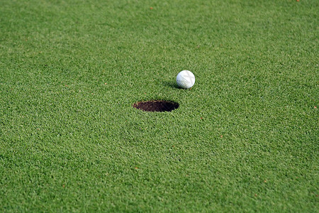 高尔夫球在洞前图片