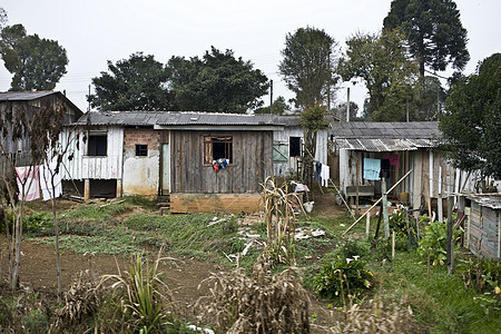 棚城木头贫困房子垃圾废料小屋图片