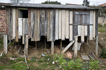棚城木头小屋废料垃圾贫困房子图片
