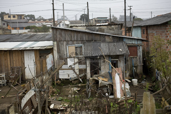 棚城贫困房子废料木头小屋垃圾图片