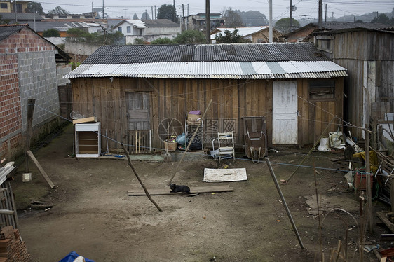 棚城废料小屋木头贫困垃圾房子图片