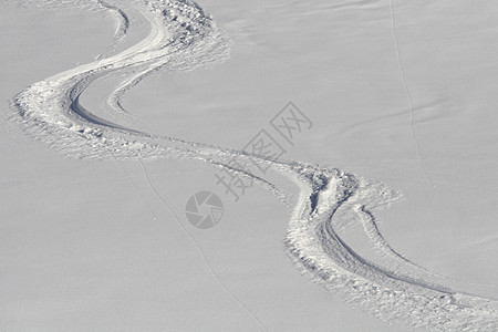 雪中滑雪的脚印粉雪痕迹季节性曲目运动白色探索小路途径娱乐图片