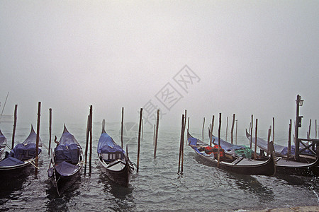 威尼斯 雾中的贡多拉图片