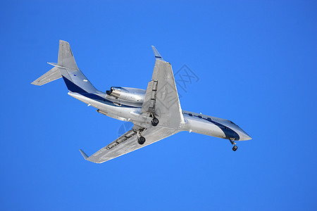 蓝背景的飞机着陆式图片