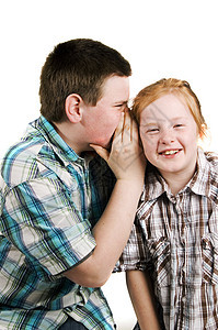 男孩在女孩耳边低语耳朵孩子兄弟青年姐姐秘密红发家庭男生耳语图片