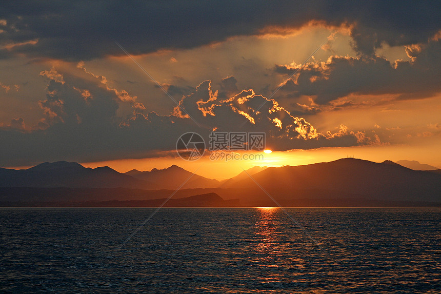 意大利加尔达湖拉齐兹附近的日出图片