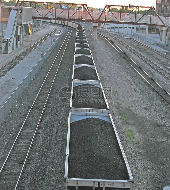 煤炭火车引擎牵引碎石货运燃料铁路灰色曲目工业货物图片