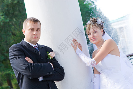 公园中新婚夫妇燕尾服家庭夫妻快乐柱子男性白色青年幸福男人图片