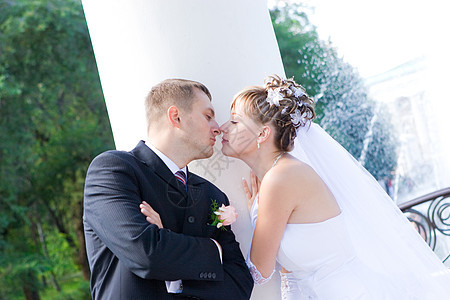 紧靠柱子的吻庆典男性裙子快乐阳光男人青年太阳夫妻公园图片
