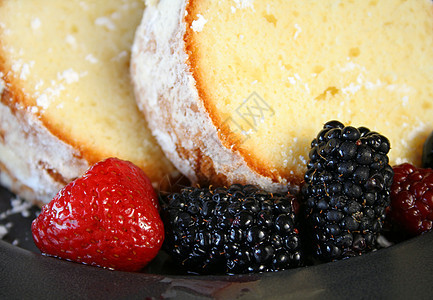 蛋糕和水果奶油状小吃白色奶油蓝色美味果味烹饪甜点食物图片