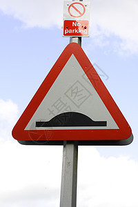 路标路牌白色驼峰红色警告三角形黑色图片