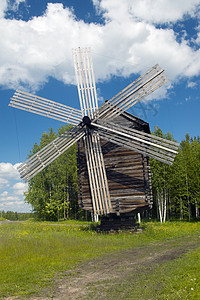 传统的俄罗斯木制风力制造厂图片