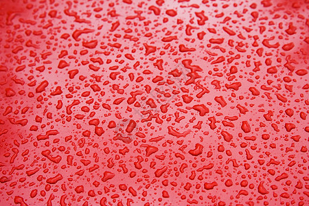 钢板表面的水滴微光气泡兜帽飞沫雨滴红色雨水珠子宏观水分图片