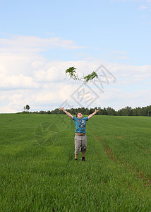 男孩用草地玩耍欢乐青年场地喜悦图片