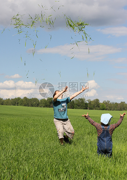男孩子和女孩儿用草地玩耍青年男生场地欢乐喜悦图片