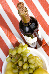 红酒和水果盘子饮料场景国家生活食物小吃玻璃瓶子软木图片