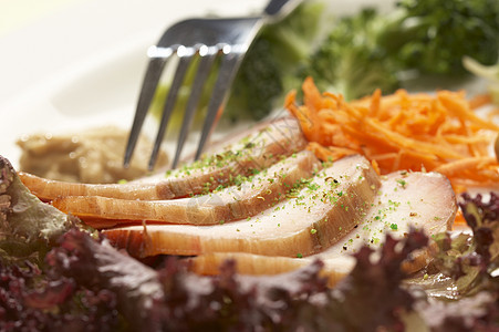切断的火腿绿色熏制烹饪食品生活叶子饮食猪肉产品盘子图片