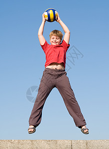 跳跳男孩蓝色衣服运动飞行男孩们男性竞争活动喜悦跳跃图片