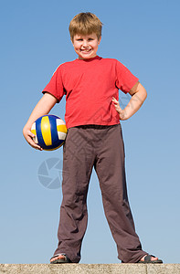 有球的男孩手臂男生排球空气天空运动男人孩子教育太阳图片