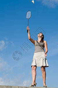 妇女玩羽毛球快乐控制专注肩膀闲暇网球公园球拍蓝色活动图片