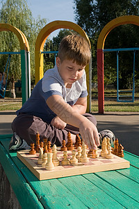 男孩下象棋智力骑士运动生活快乐娱乐衣服活动专注阴谋图片